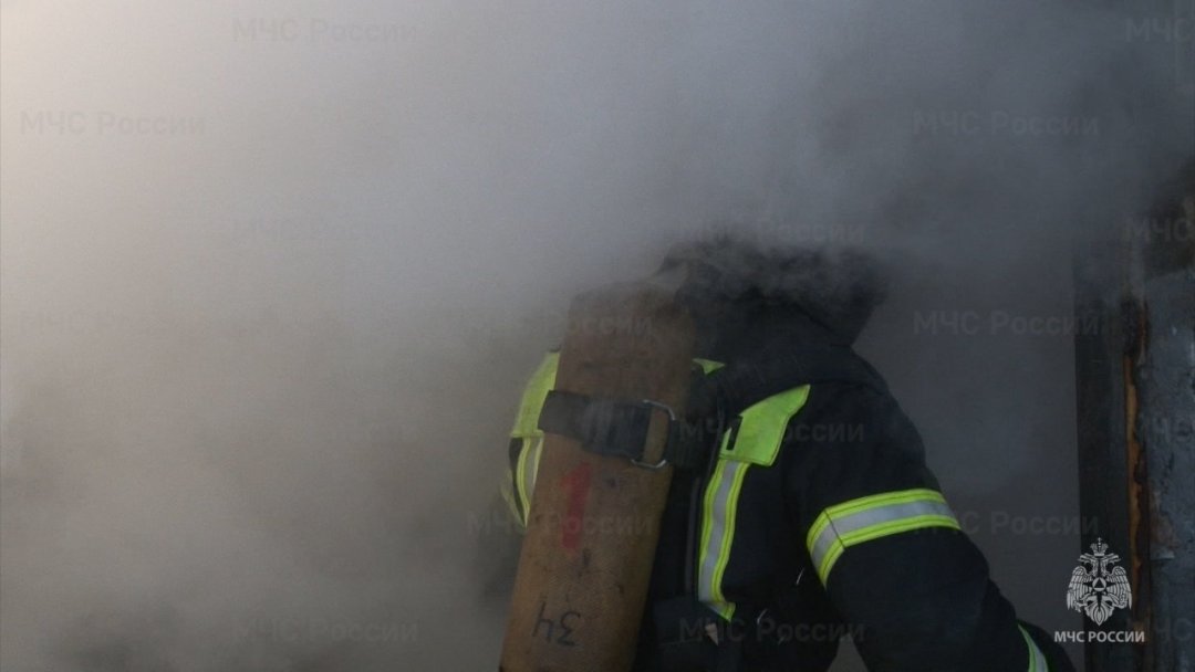 В городе Вилючинске на Камчатке пожарные спасли из задымлённого подъезда шестерых человек