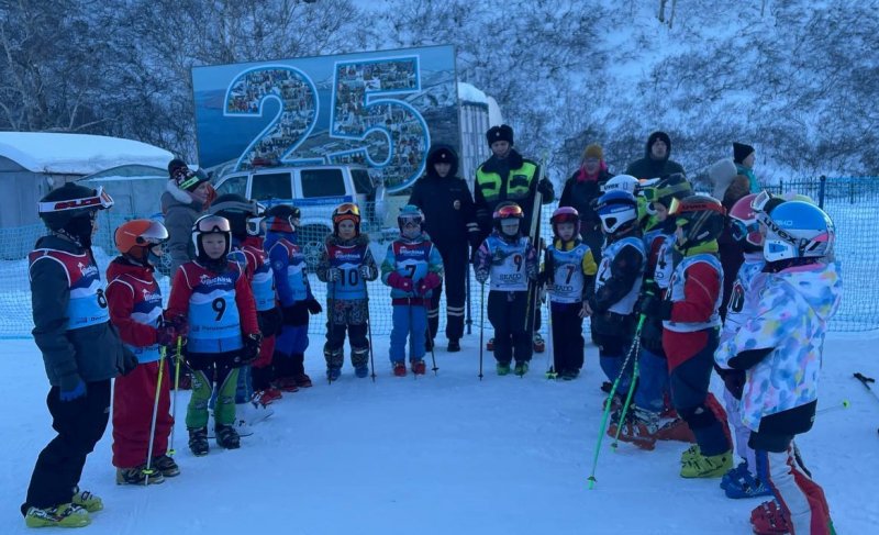 «Полицейский Дед Мороз» поднялся на горнолыжную трассу с ребятами из Вилючинска